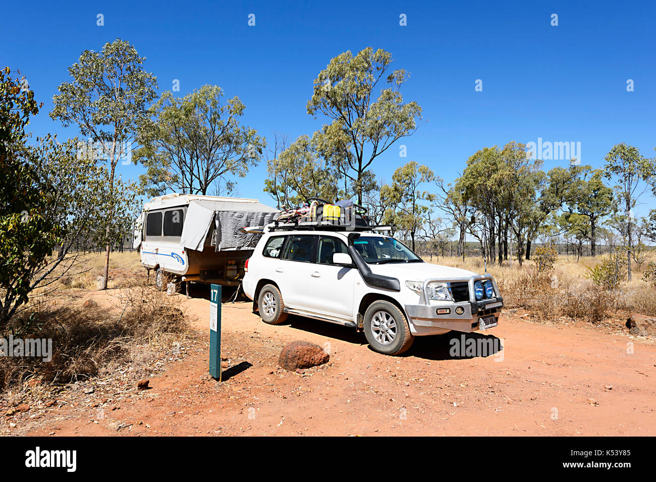 4x4 un hors-route remorquage remorque camping camping-bush à Porcupine Gorge National Park, Queensland, Queensland, Australie Banque D'Images