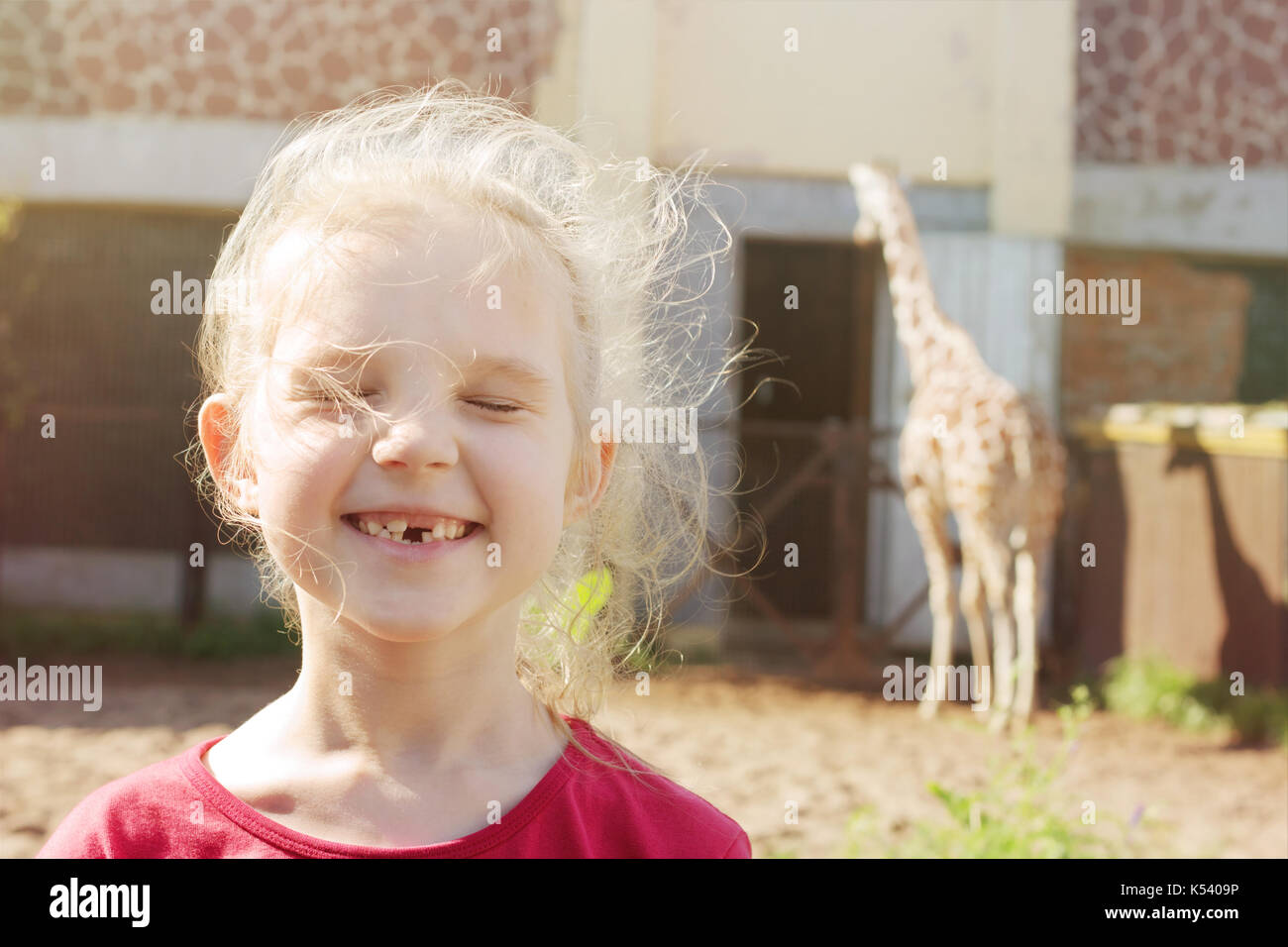 Petite fille joyeuse dans un zoo Banque D'Images
