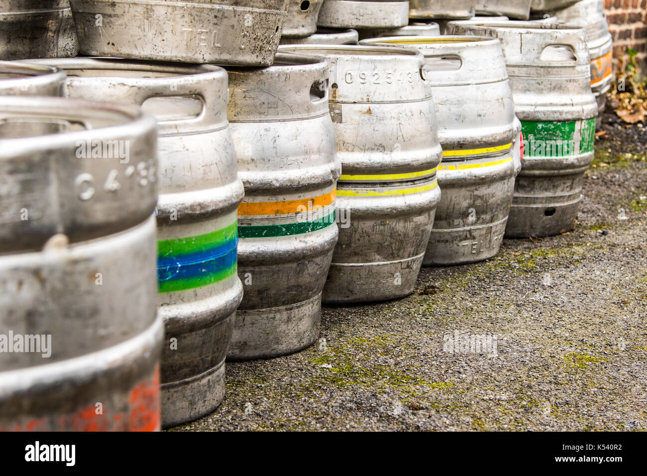 L'aluminium utilisé empilés vides fûts de bière debout contre un mur, deux piles de haut et deux piles de profondeur Banque D'Images