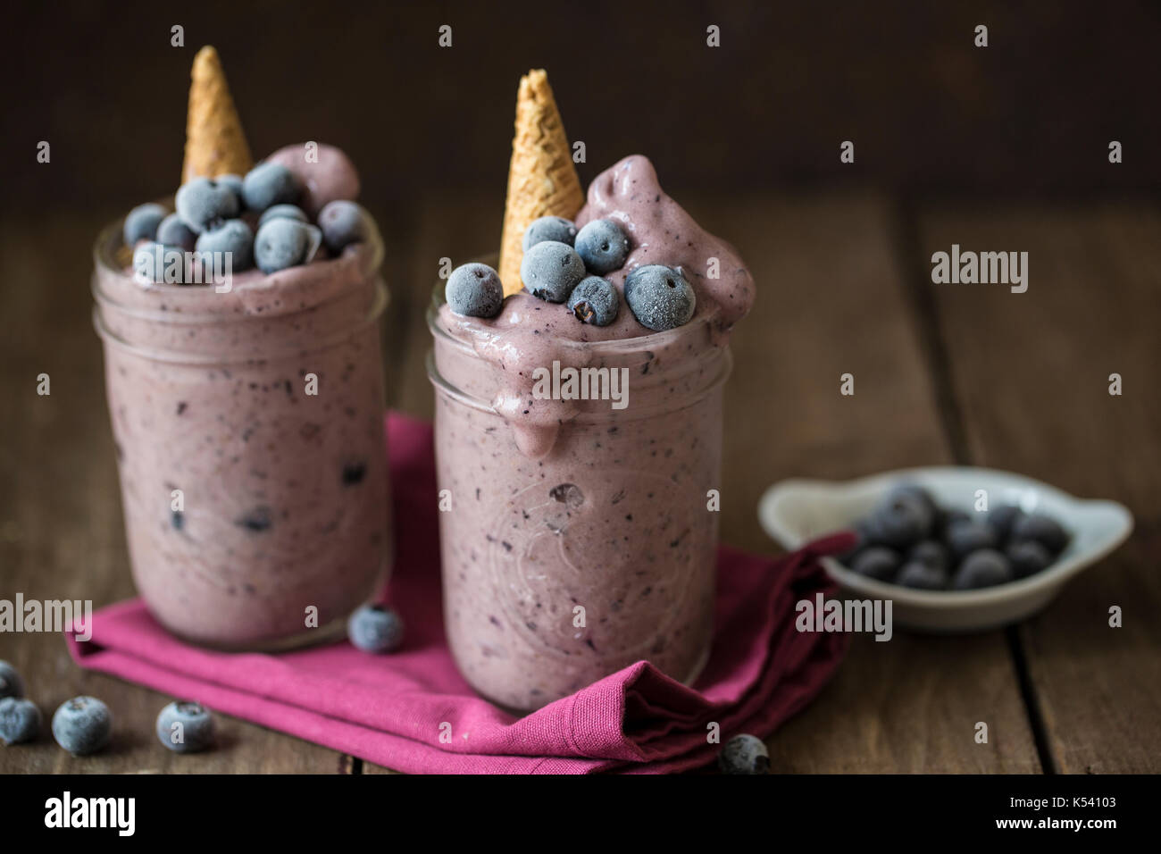 - Nicecream icecream faite de bananes congelées et les bleuets Banque D'Images