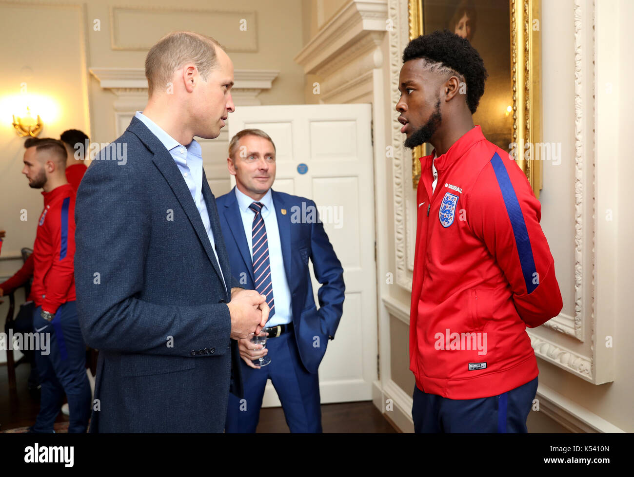 Le duc de Cambridge (à gauche) président de la Football Association, parle avec l'Angleterre u20 manager Paul Simpson (centre) et Josh onomah au cours d'une réception pour l'équipe anglaise de football des moins de 20 au palais de Kensington à Londres. Banque D'Images