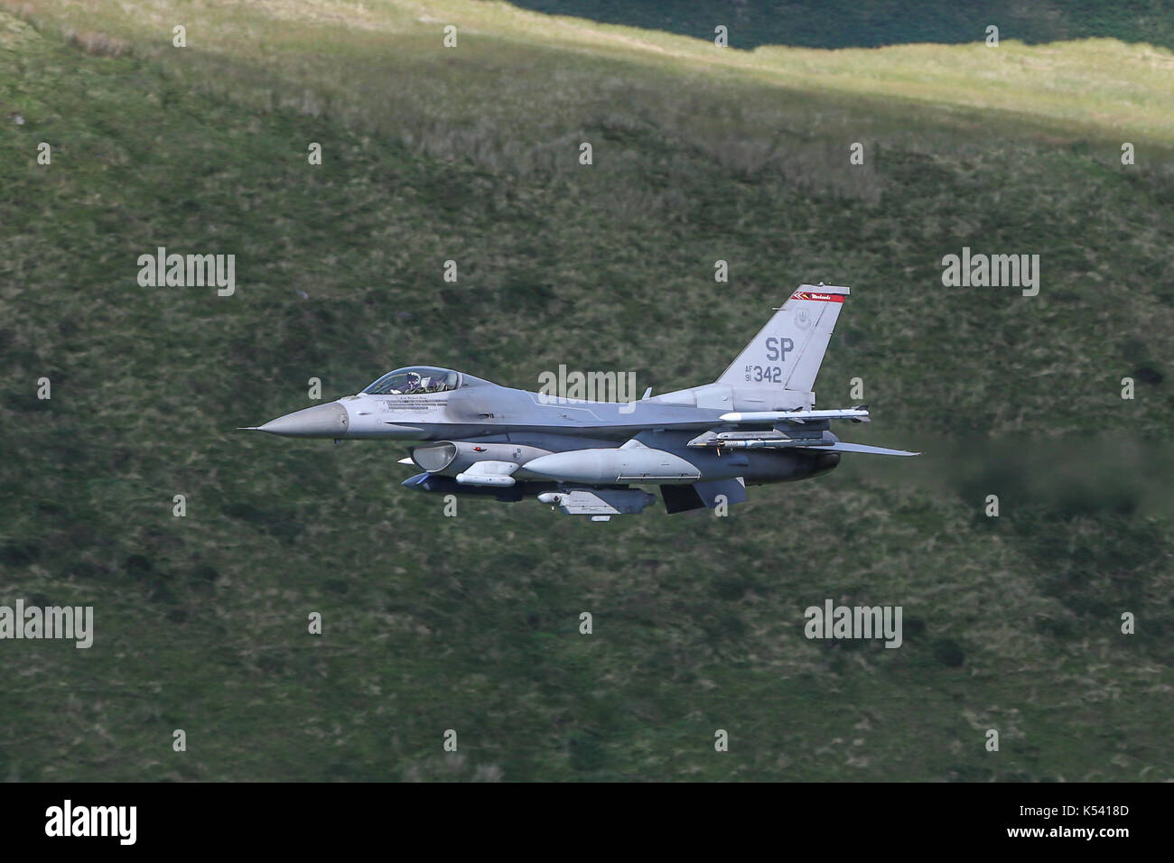 USAF F-16 faible niveau de la formation dans le pays de Galles boucle mach Banque D'Images