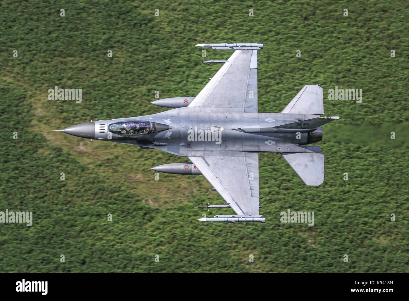 USAF F-16 faible niveau de la formation dans le pays de Galles boucle mach Banque D'Images