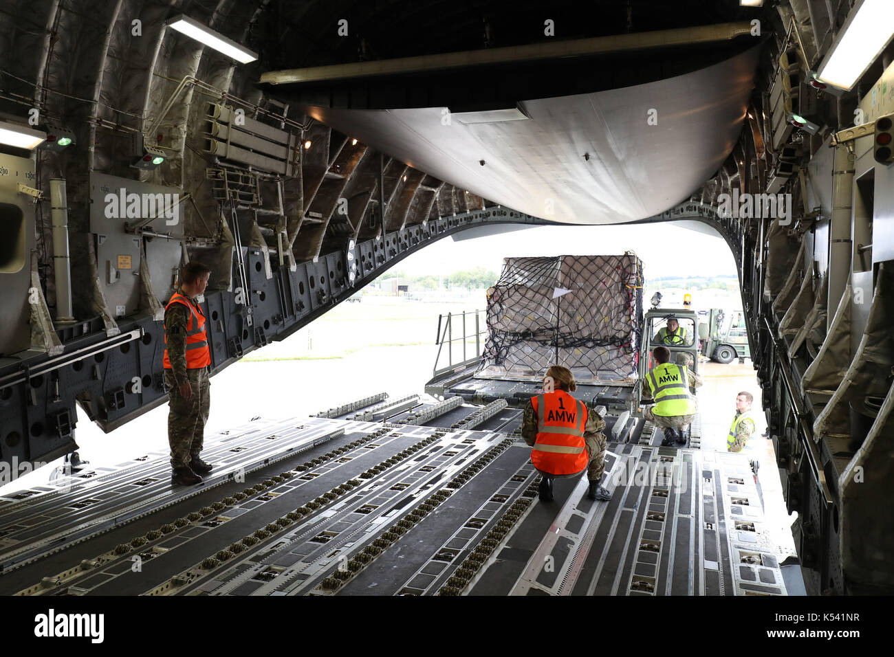 L'aide du DFID est chargé sur un royal air force C-17 Globemaster III à Brize Norton, Oxfordshire, avant qu'il soit effectué dans les zones touchées par l'ouragan irma comme des vents soufflant jusqu'à 175mph à gauche la mort et la destruction dans l'Atlantique. Banque D'Images