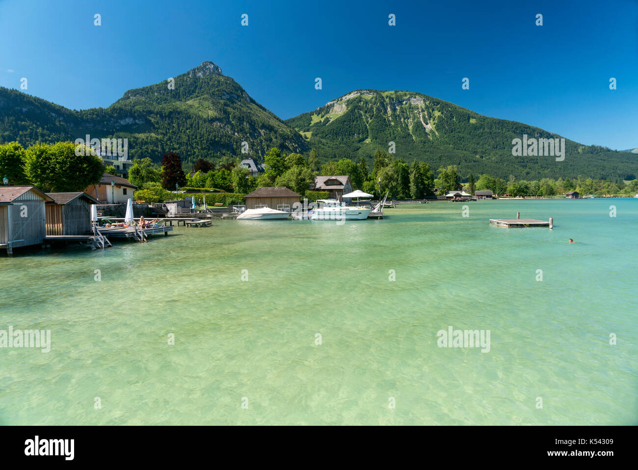 Bootshäuser BEI Strobl am Wolfgangsee, Salzkammergut, Österreich | Maisons à bateaux à Strobl au lac Wolfgangsee, région de Salzkammergut, Autriche Banque D'Images