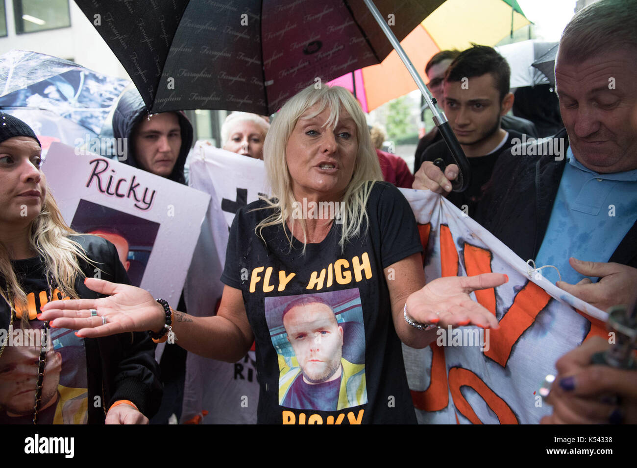 Suzanne hedges, mère de Ricky Hayden, parlant à la presse à l'extérieur de l'Old Bailey, London après avoir armé d'une machette thug tommy roome a été emprisonné pendant 14 ans pour avoir tué le rappel d'célébrité devant son domicile. Banque D'Images