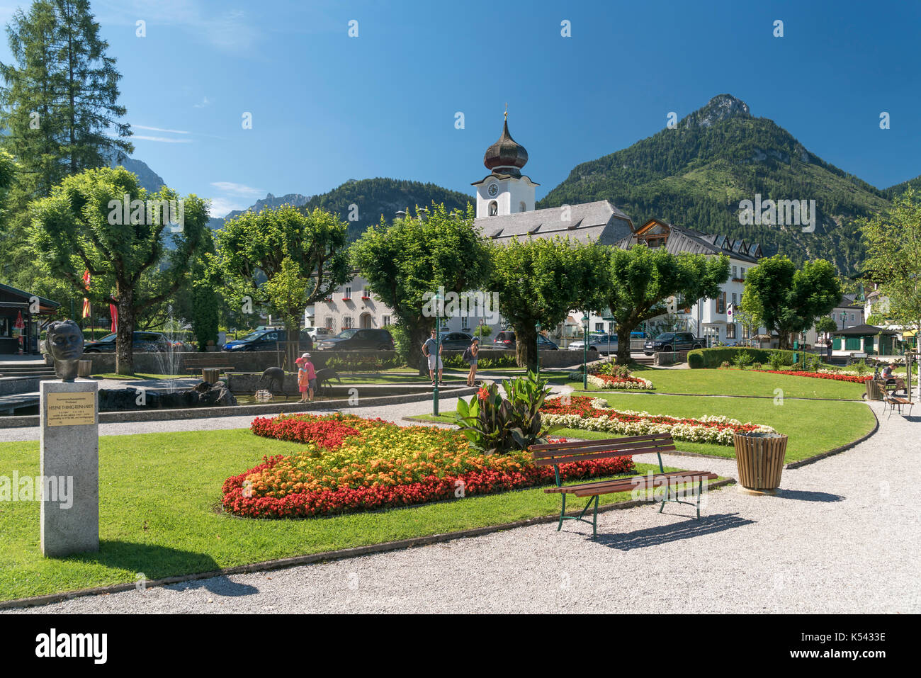 Kirche und Park à Strobl am Wolfgangsee, Salzkammergut, Österreich | église et jardin à Strobl au lac Wolfgangsee, région de Salzkammergut, Aust Banque D'Images