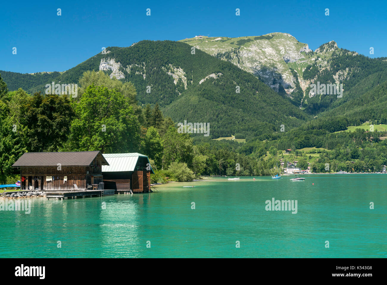 Bootshäuser BEI Strobl am Wolfgangsee, Salzkammergut, Österreich | Maisons à bateaux à Strobl au lac Wolfgangsee, région de Salzkammergut, Autriche Banque D'Images