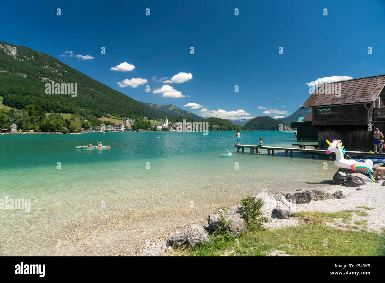 Bootshaus und Badeplatz BEI Strobl am Wolfgangsee, Salzkammergut, Österreich | bateau et piscine à Strobl au lac Wolfgangsee, Salzk Banque D'Images
