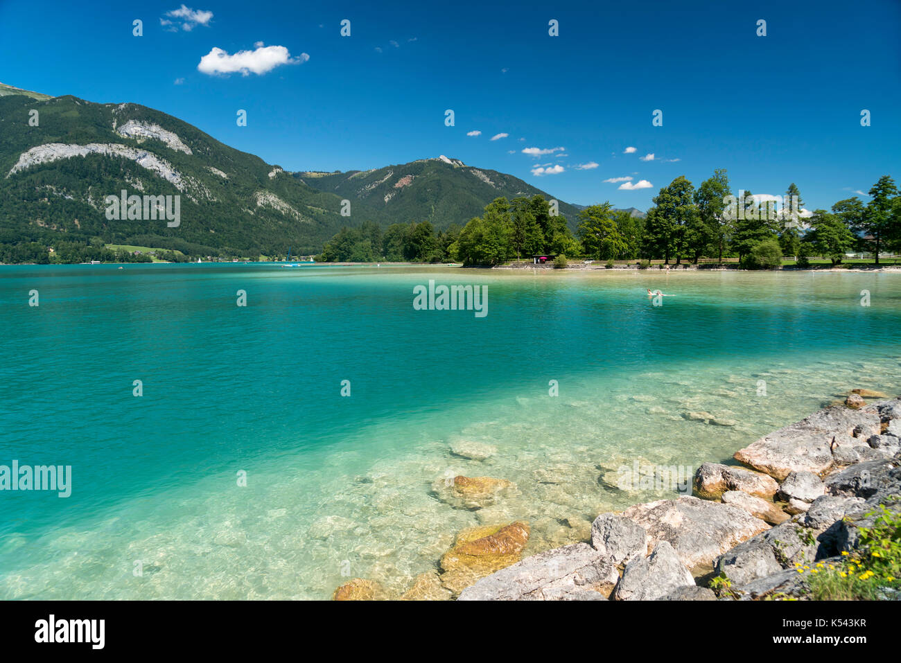 Badeplatz BEI Strobl am Wolfgangsee, Salzkammergut, Österreich | zone de baignade près de Strobl au lac Wolfgangsee, région de Salzkammergut, Autriche Banque D'Images