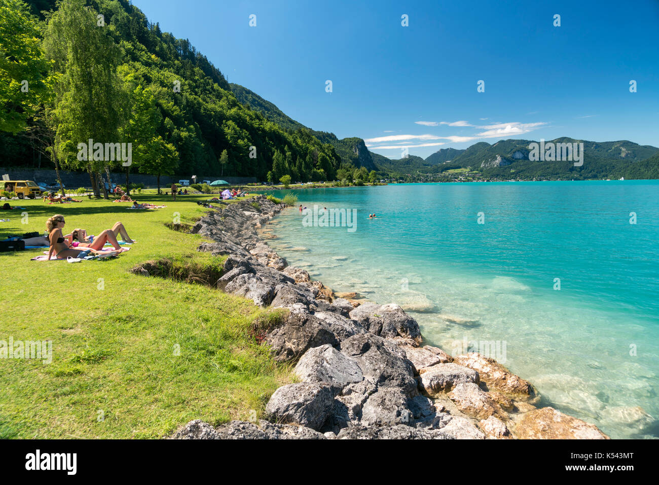 Badeplatz BEI Strobl am Wolfgangsee, Salzkammergut, Österreich | zone de baignade près de Strobl au lac Wolfgangsee, région de Salzkammergut, Autriche Banque D'Images