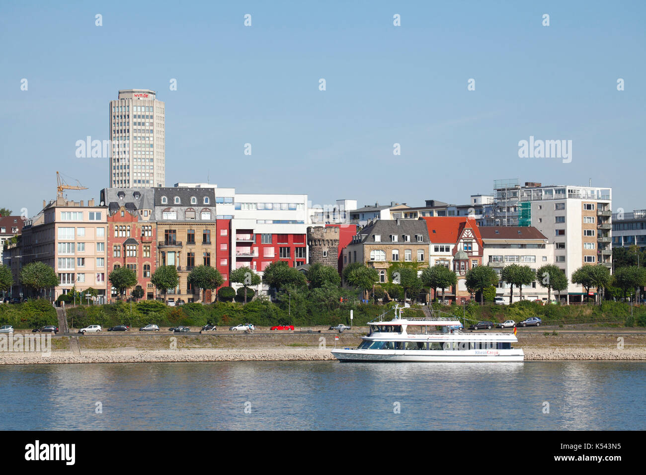 Konrad-Adenauer-Ufer, Wohnhäuser, Hochhaus Ringturm, Köln, Nordrhein-Westfalen, Deutschland I haute-tour et Maisons au Rhin à Konrad-Adenau Banque D'Images