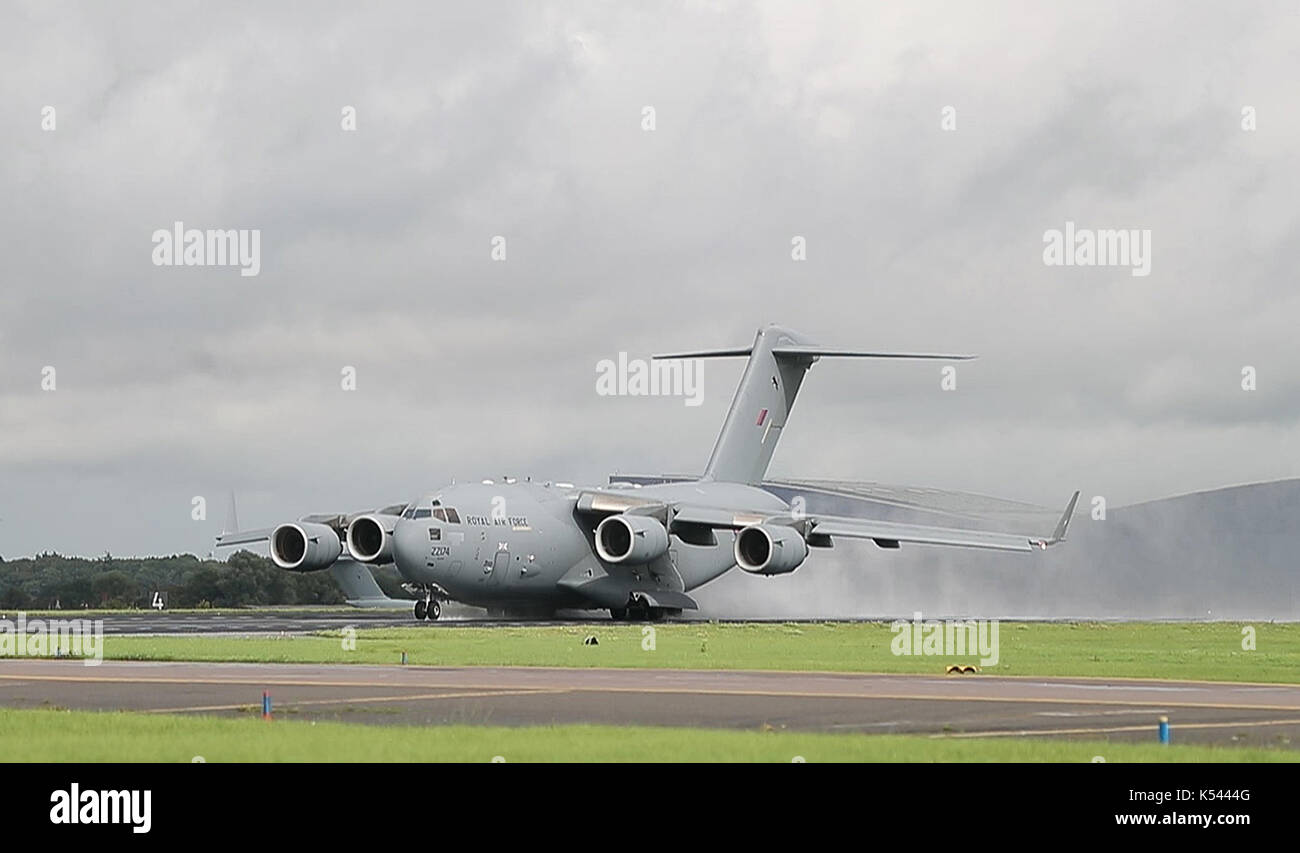 Un avion C-17 Globemaster III de la Royal Air Force, chargé d'aide DFID, quitte Brize Norton, dans l'Oxfordshire, pour les zones touchées par l'ouragan Irma alors que des vents allant jusqu'à 175 km/h ont laissé la mort et la destruction dans l'Atlantique. Banque D'Images
