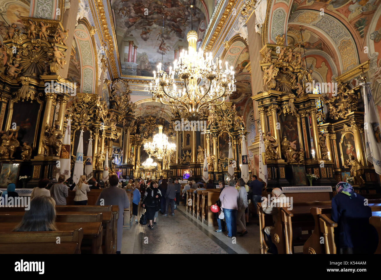 L'intérieur baroque de l'Église des Bernardins dans le centre de Lviv, Ukraine, photographié le 28 août 2017. Banque D'Images