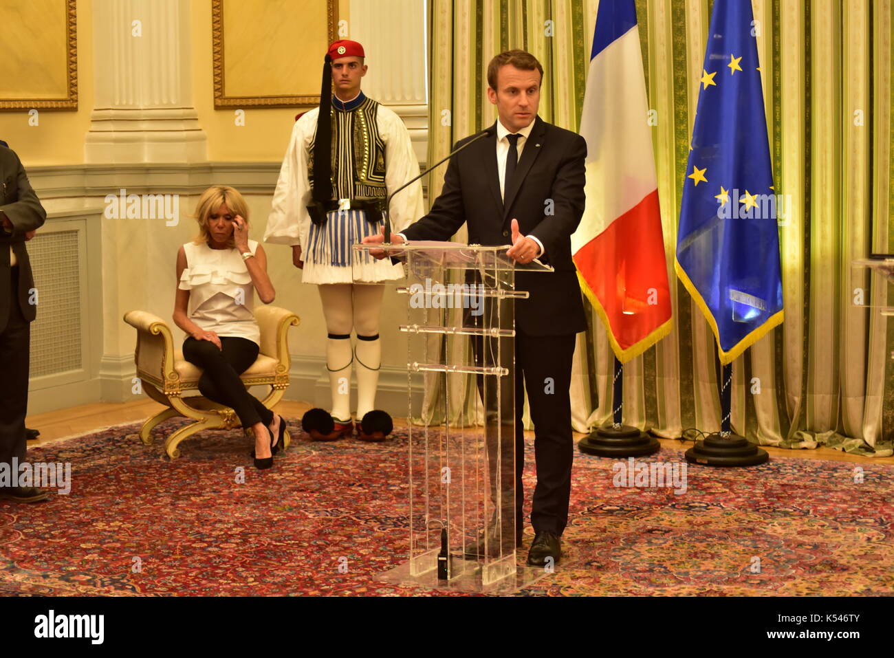 Athènes, Grèce. 07Th sep 2017. président de la République française emmanuel macron au cours de la conférence de presse avec le président de la République hellénique Prokopis Pavlopoulos et sur l'arrière-plan (à gauche) Brigitte macron, épouse du président français. crédit : dimitrios karvountzis/pacific press/Alamy live news Banque D'Images