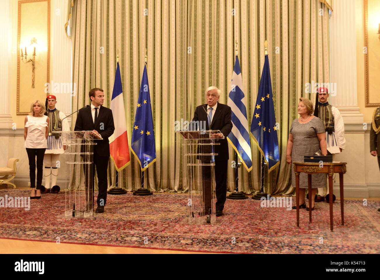 Athènes, Grèce. 07Th nov, 2017. Au cours de la presse du président de la République hellénique Prokopis Pavlopoulos (à droite) avec le président de république française emmanuel macron (à gauche) pendant qu'en arrière-plan on peut voir sur le côté droit sissy vlassia pavlopoulou épouse du président grec et Brigitte macron, épouse du président français. crédit : dimitrios karvountzis/pacific press/Alamy live news Banque D'Images