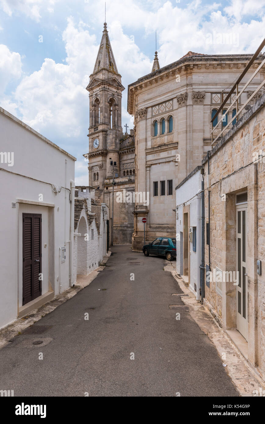 Alberobello (Italie) - l'incroyable petite ville blanche dans la région des Pouilles, province de bari, dans le sud de l'Italie, célèbre pour ses bâtiments des bâtisses. Banque D'Images