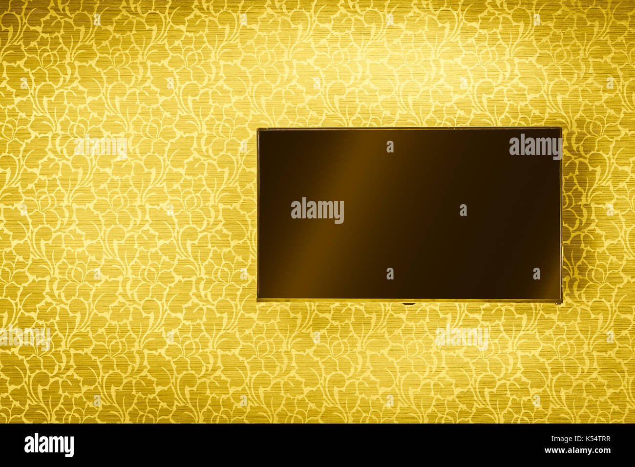 Une télévision à écran LCD panneau sur le luxe golden wall background Banque D'Images