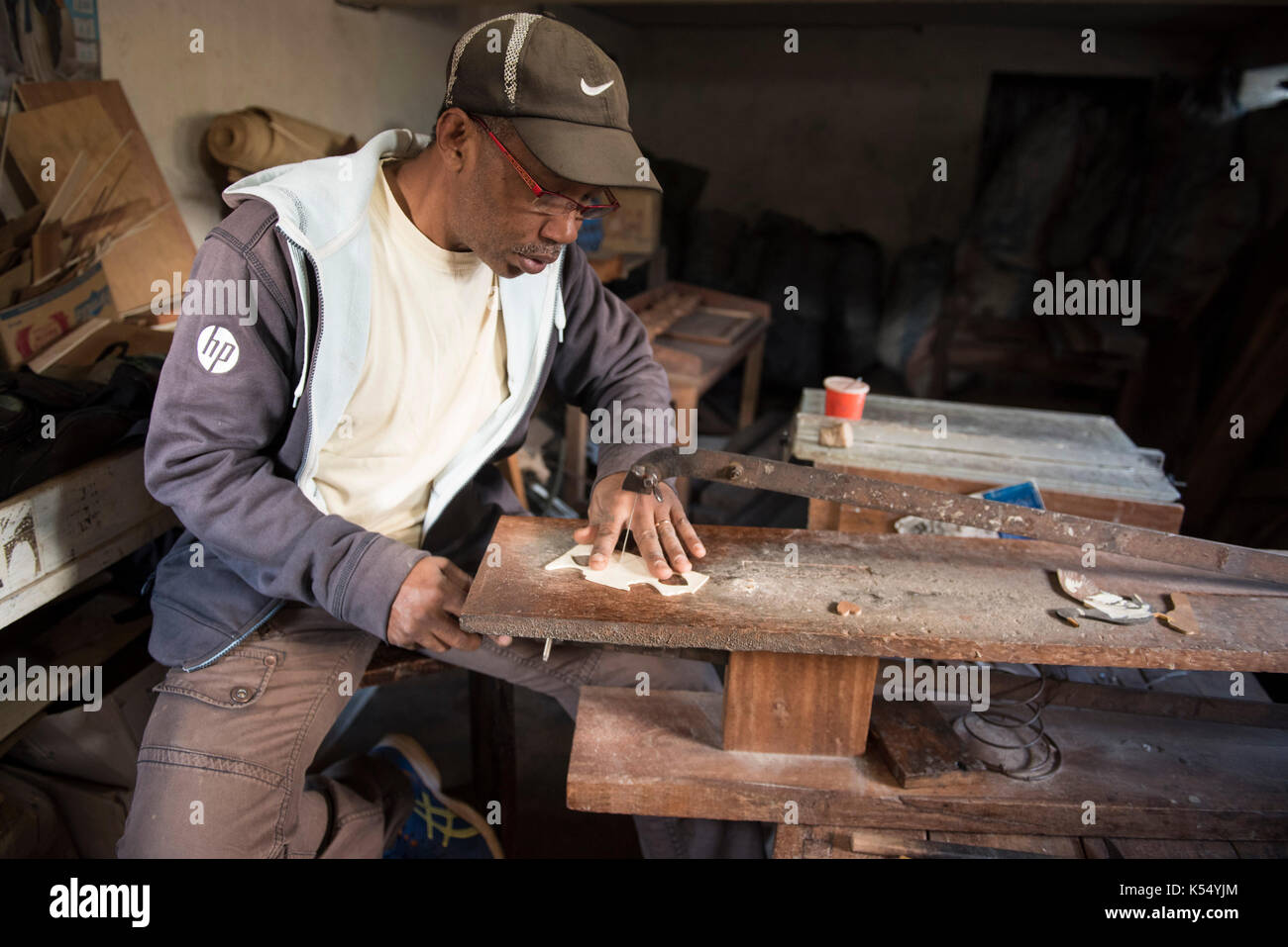 Sculpteur sur bois Zafimaniry traditionnel au travail, Ambositra, Madagascar Banque D'Images