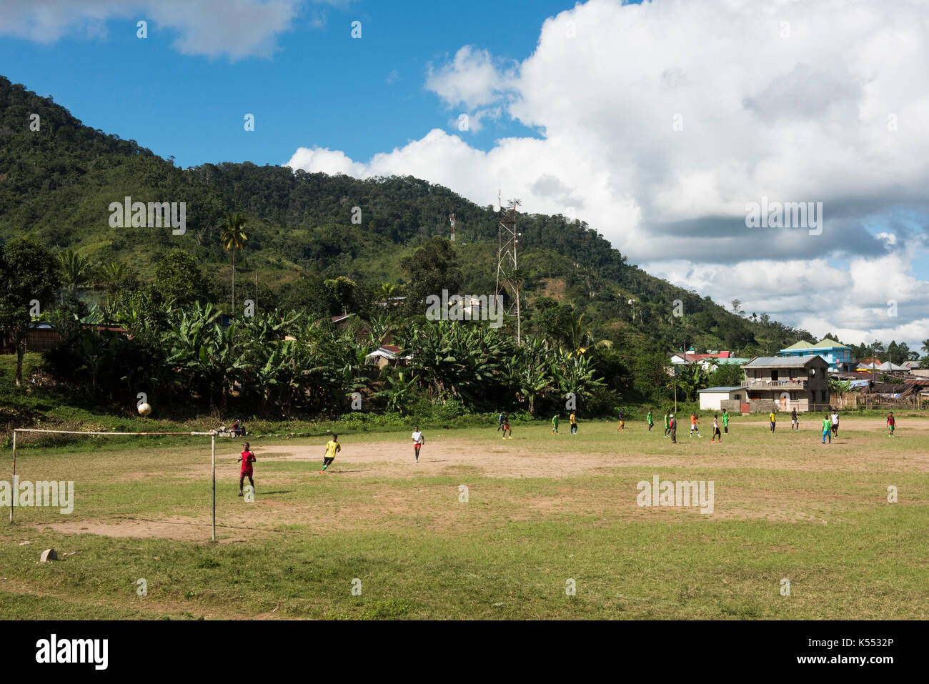 Jeu de football, village de Ranomafana, à Madagascar Banque D'Images