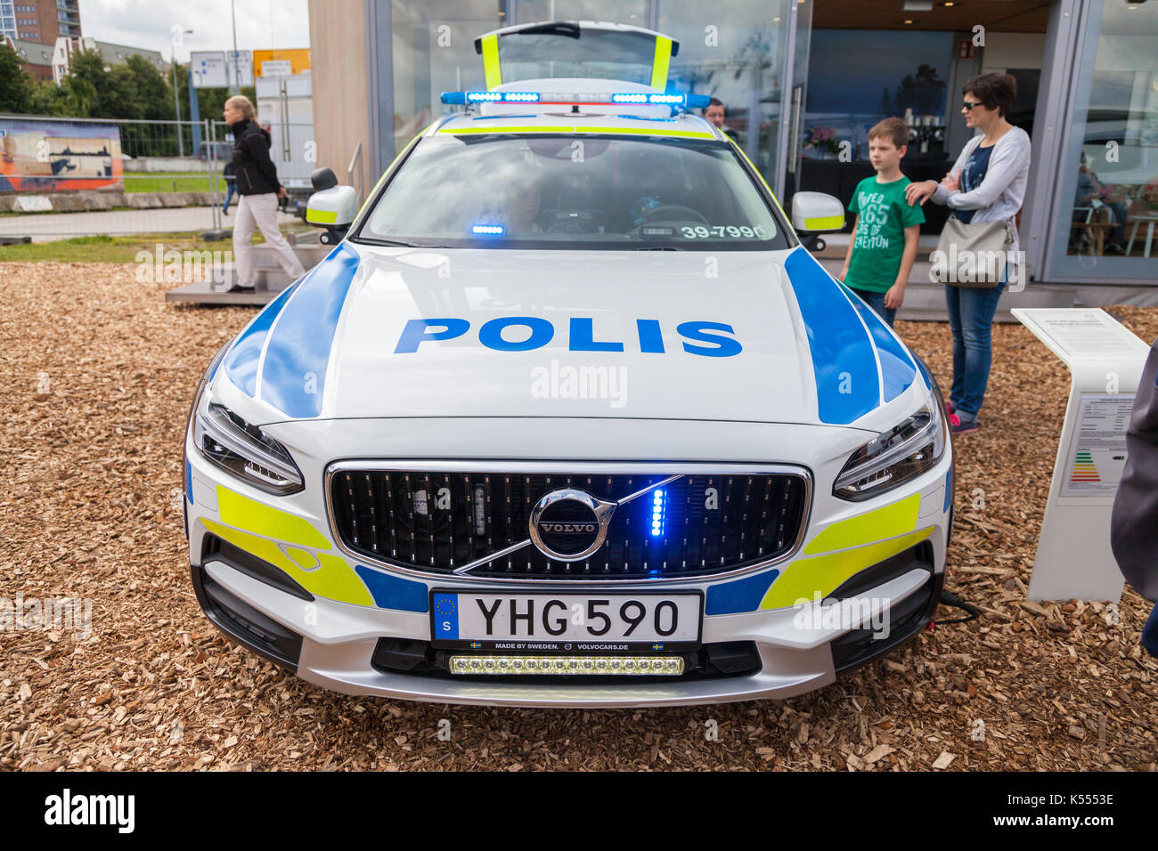 Rostock / Allemagne - août 12, 2017 : voiture de police suédois de Volvo se dresse sur un événement public, le Hanse Sail à Rostock. Banque D'Images