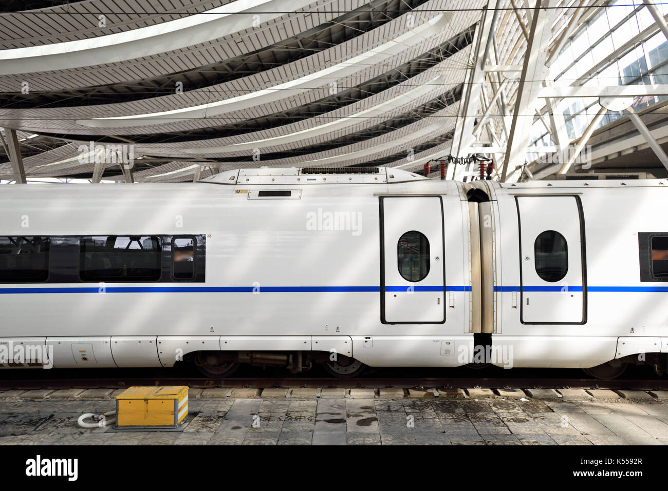 Les trains à grande vitesse séjour à Beijing gare du sud, la Chine. Banque D'Images