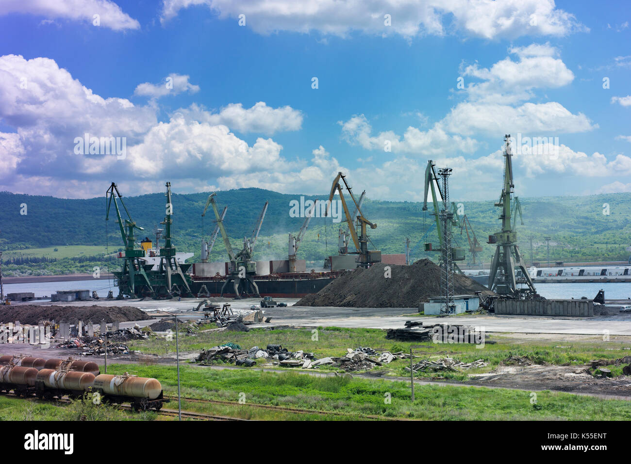 Un navire de charge grues près de Varna. Banque D'Images