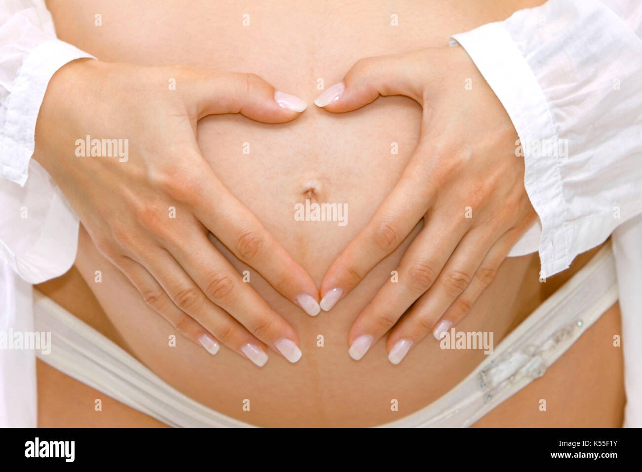 Femme Enceinte Faconner Un Coeur Avec Les Mains De Bebe Ventre Photo Stock Alamy