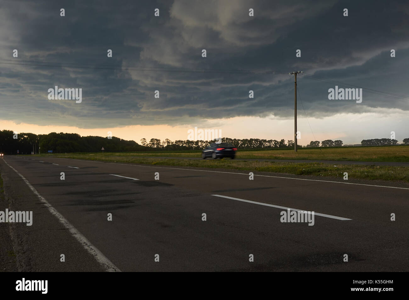 Gris orageux ciel dramatique au-dessus de la route avant d'orage Banque D'Images