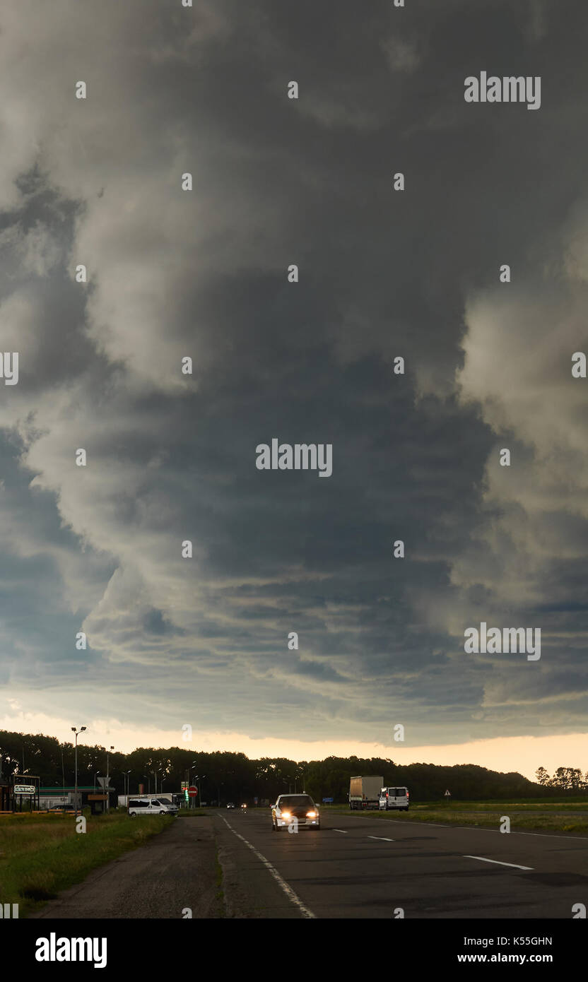 Gris orageux ciel dramatique au-dessus de la route avant d'orage Banque D'Images