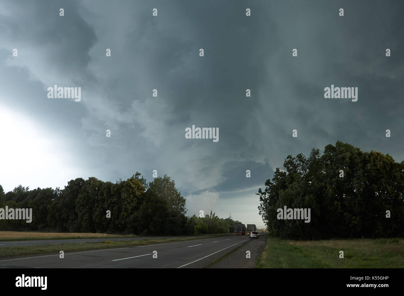 Gris orageux ciel dramatique au-dessus de la route avant d'orage Banque D'Images