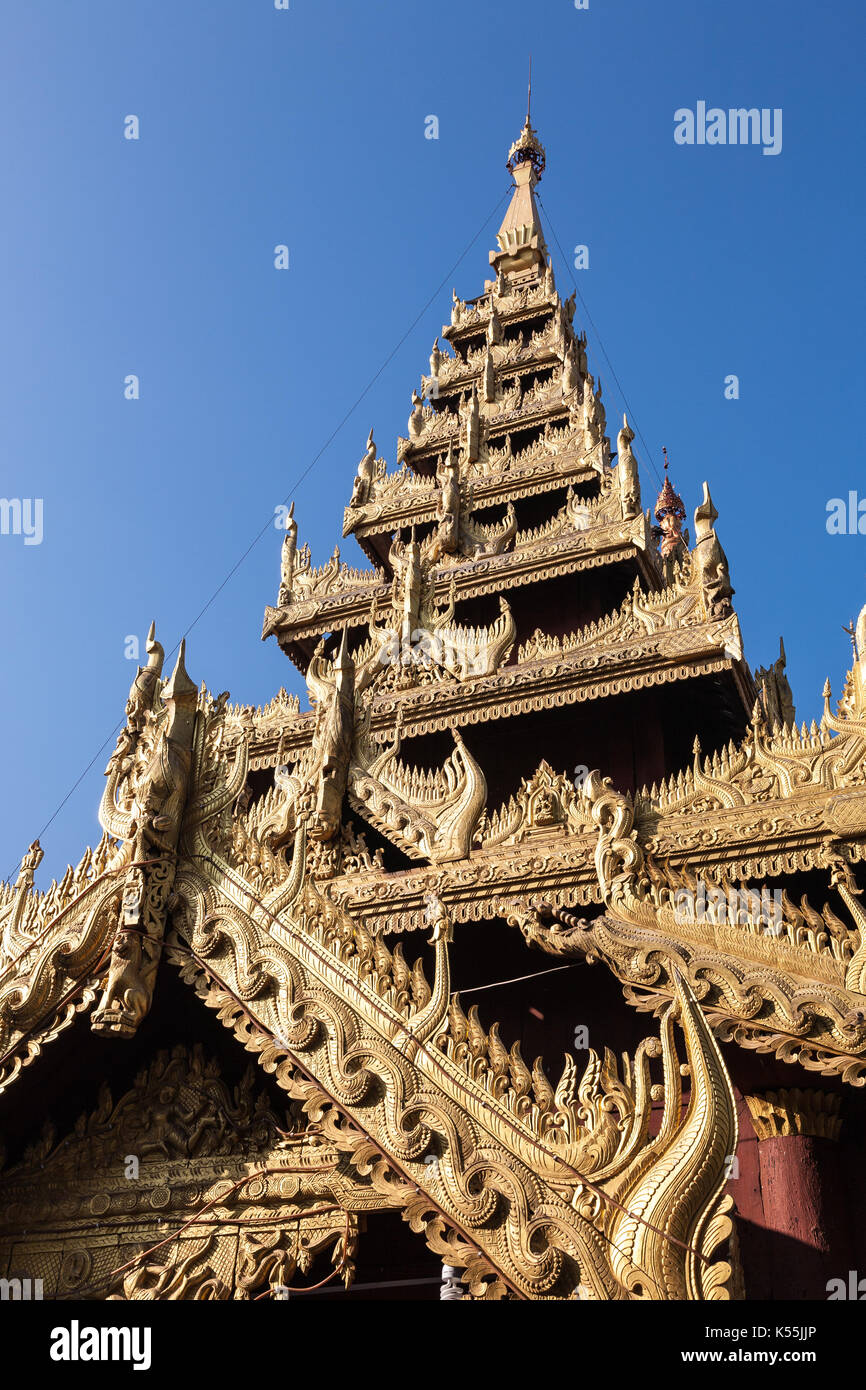 Un détail d'une tour du temple sur le site religieux de la pagode shwezigon dans la ville de Nyaung-U près de Bagan en Birmanie centrale Banque D'Images