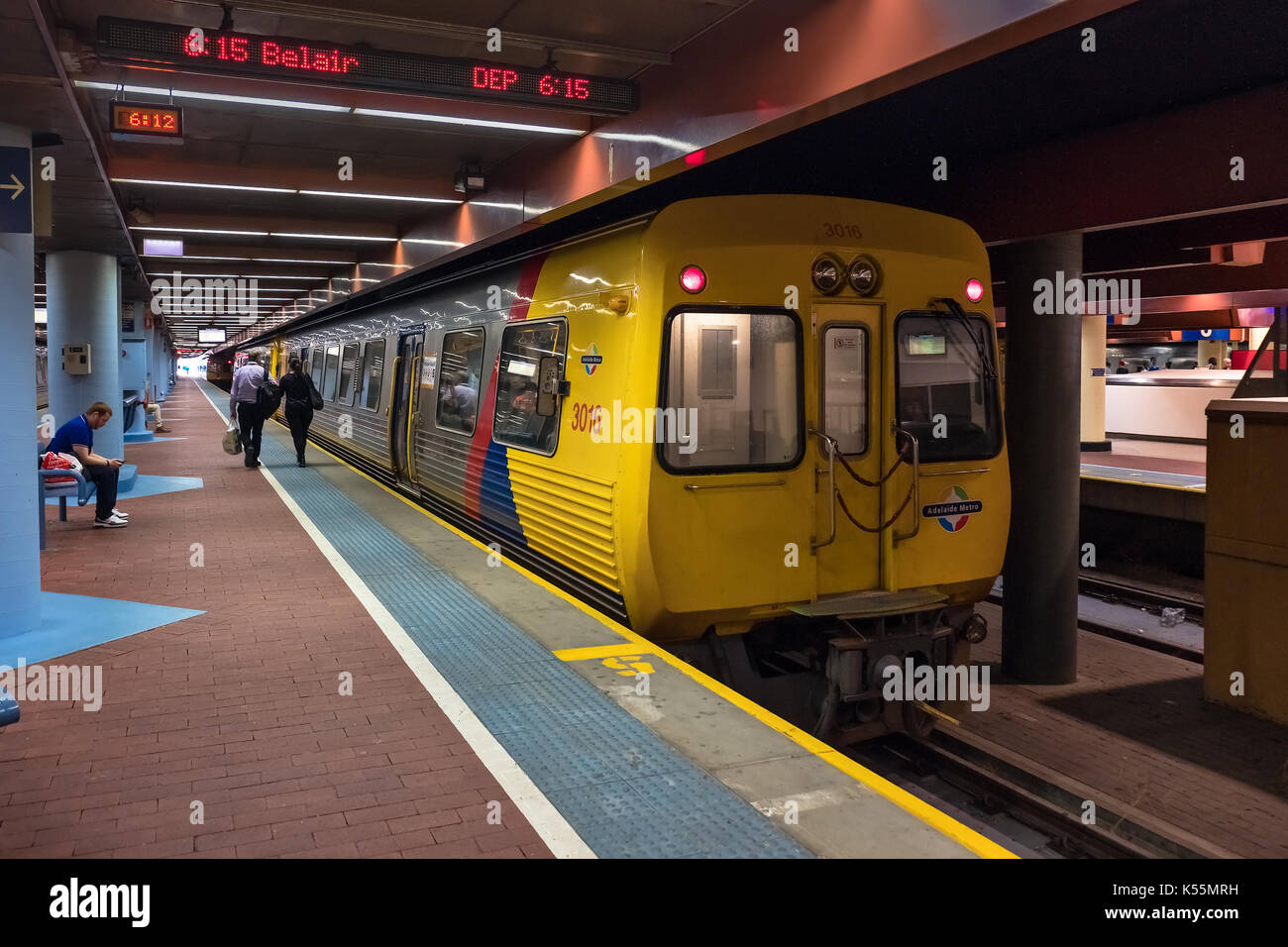 Adelaide, Australie - 14 octobre 2016 : 6:15pm jusqu'à la gare de Belair avec personnes à bord prête à partir de la gare ferroviaire de cbd Banque D'Images