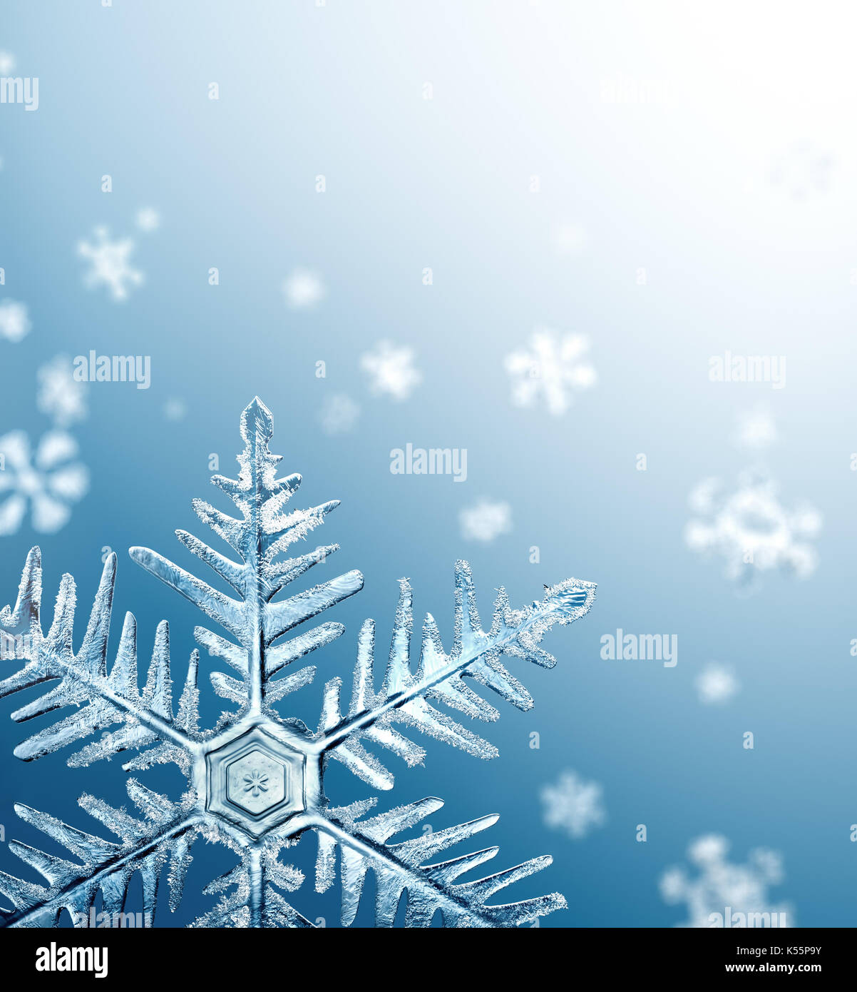 Flocon de macro et de flou artistique tombé des flocons de neige sur fond bleu Banque D'Images