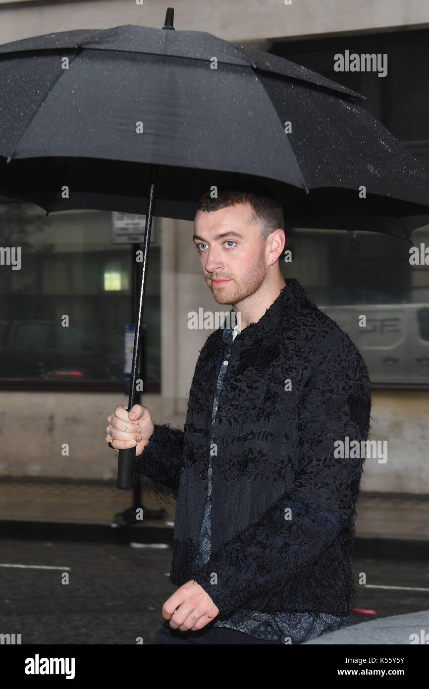 Sam Smith hors BBC Broadcasting House à Londres, où il est apparu sur la radio sur 1 breakfast show avec nick Grimshaw. Banque D'Images