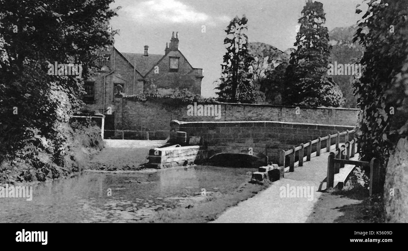 Un vieux pont sur Thornton Beck (rivière) de Thornton le Dale (aka Thornton Dale), près de Pickering, North Yorkshire, UK Banque D'Images