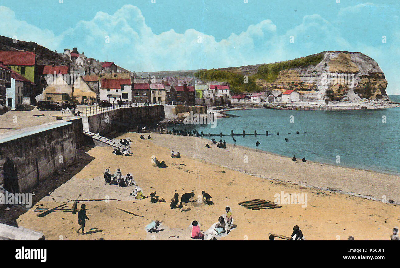 Une main, photographie montrant la plage à Staithes village, North Yorkshire, UK avec Cowbar Nab en arrière-plan - Circa 1940 Banque D'Images