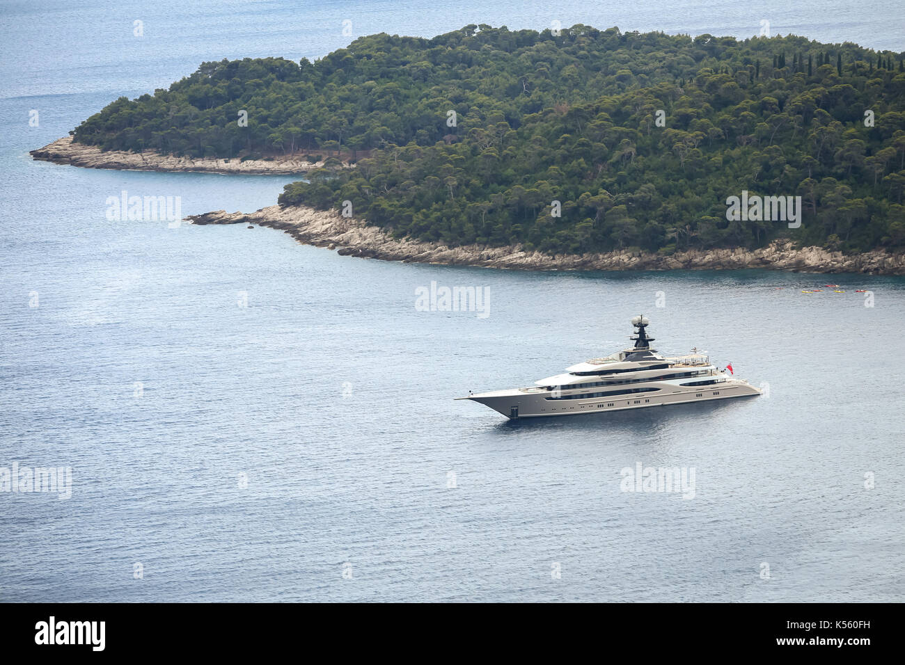DUBROVNIK, CROATIE - Juillet 16, 2017 : le luxe motor yacht mega Kismet ancrée dans la mer Adriatique à côté de l'île de Lokrum à Dubrovnik riviera dans Dubrovn Banque D'Images
