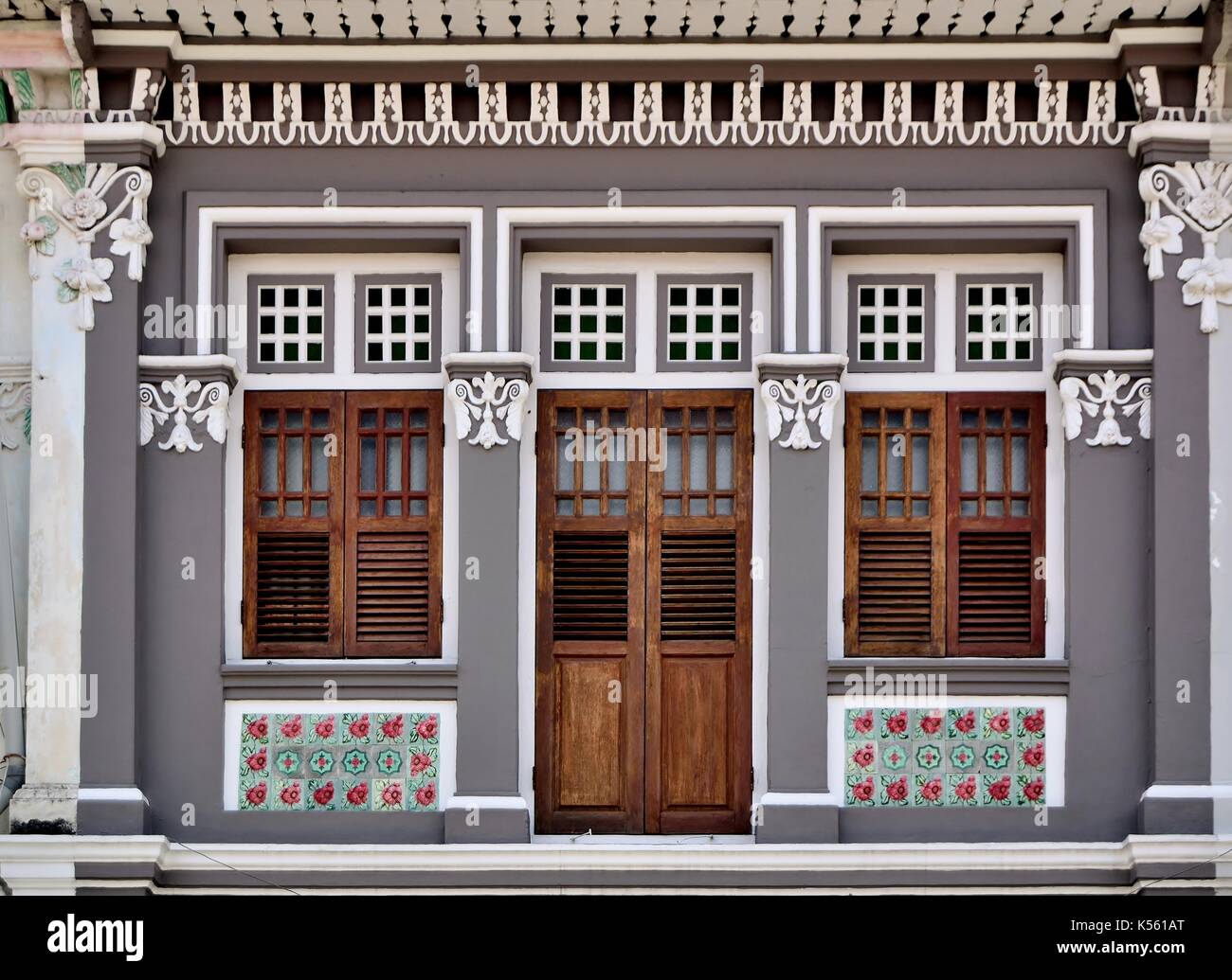 Extérieur de maison boutique traditionnel en bois brun avec les majorquines, orné de sculptures d'une façade gris dans le district de Joo Chiat singapore Banque D'Images