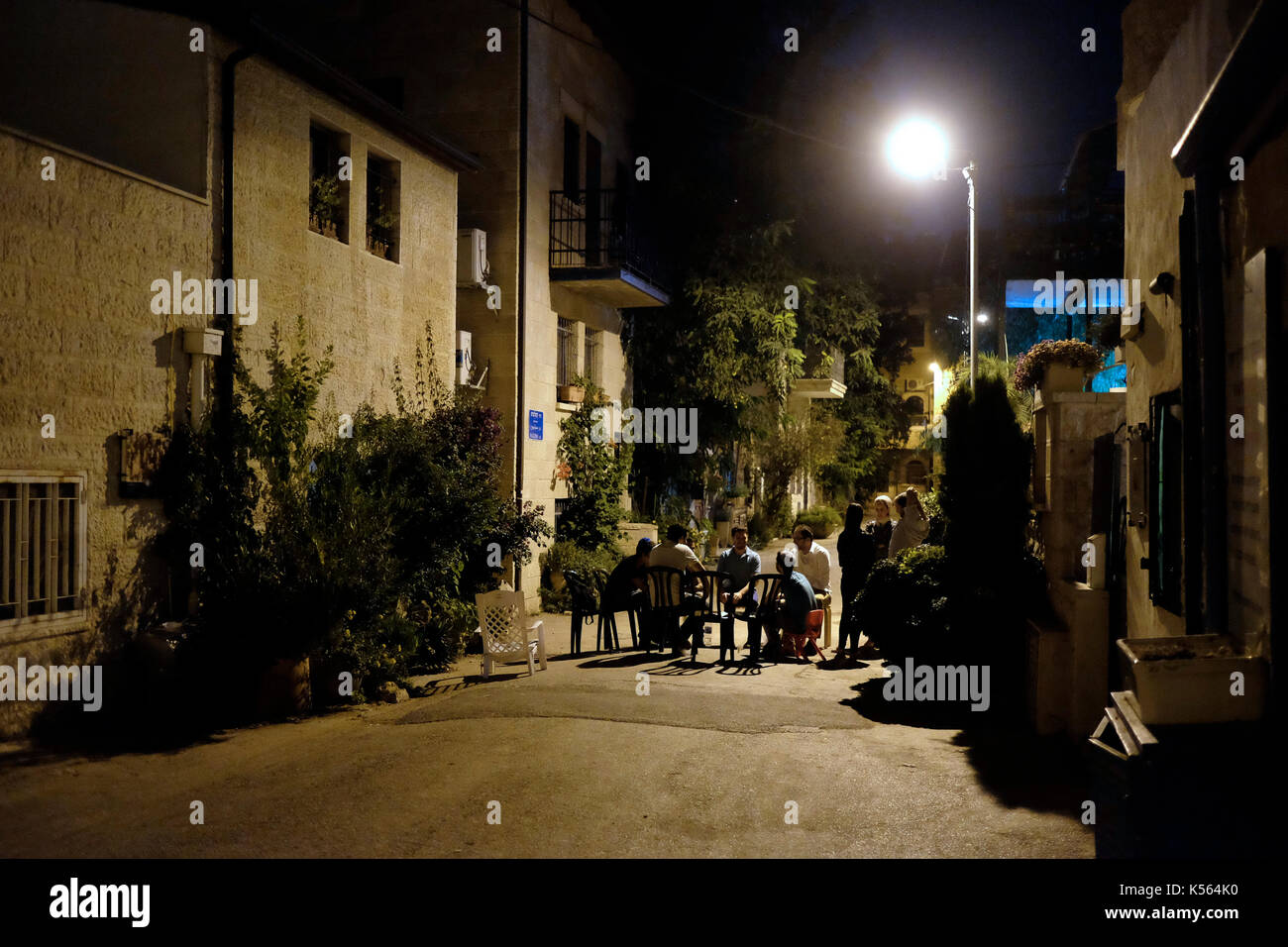 Un groupe de jeunes juifs religieux assis dans la nuit dans une ruelle d'Ohel Moshe un ancien quartier cour fondée en 1883, aujourd'hui partie de nahlaot nachlaot ou un regroupement de 23 quartiers ancienne cour qui peuplaient la nouvelle ville après avoir quitté la ville fortifiée de Jérusalem à la fin du 19e siècle situé dans l'ouest de Jérusalem israël Banque D'Images