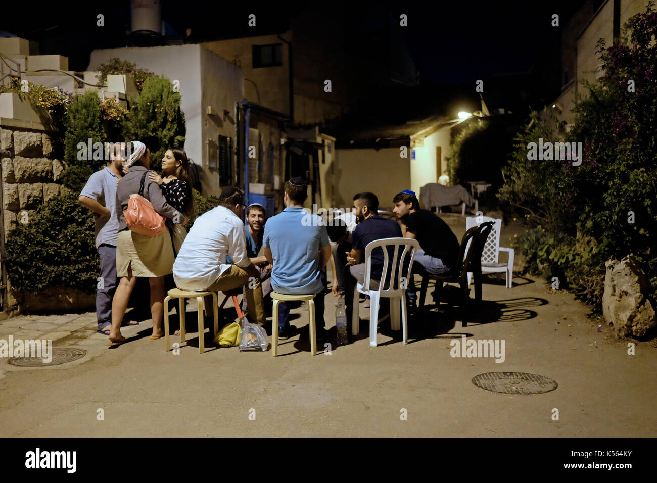 Un groupe de jeunes juifs religieux assis dans la nuit dans une ruelle d'Ohel Moshe un ancien quartier cour fondée en 1883, aujourd'hui partie de nahlaot nachlaot ou un regroupement de 23 quartiers ancienne cour qui peuplaient la nouvelle ville après avoir quitté la ville fortifiée de Jérusalem à la fin du 19e siècle situé dans l'ouest de Jérusalem israël Banque D'Images