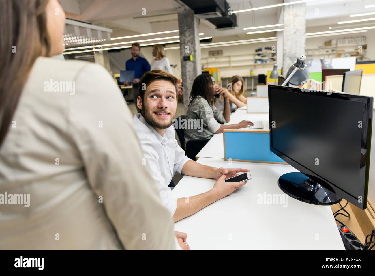 Les personnes travaillant au bureau moderne occupé Banque D'Images