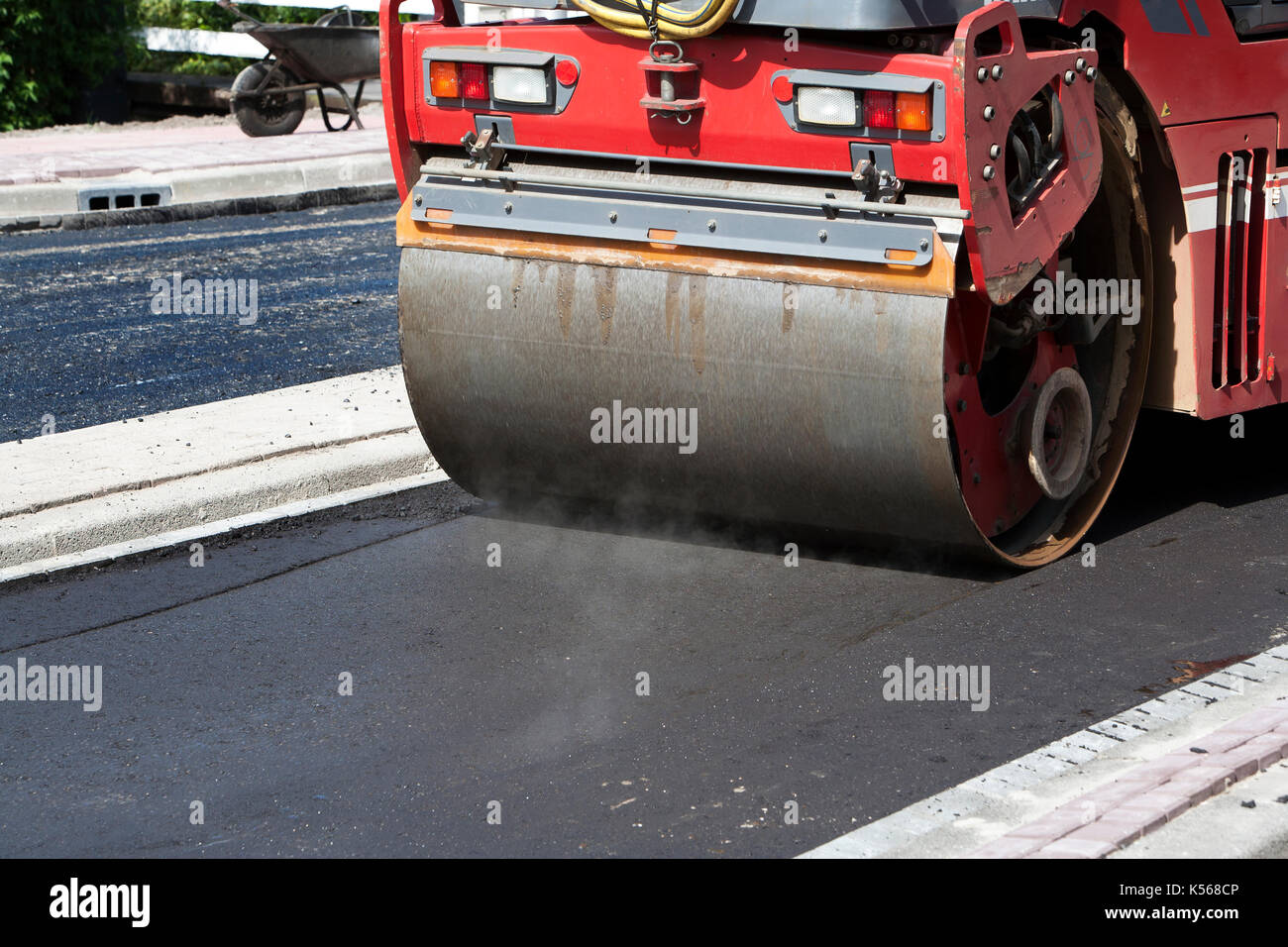 Machine en action sur l'asphalte Banque D'Images