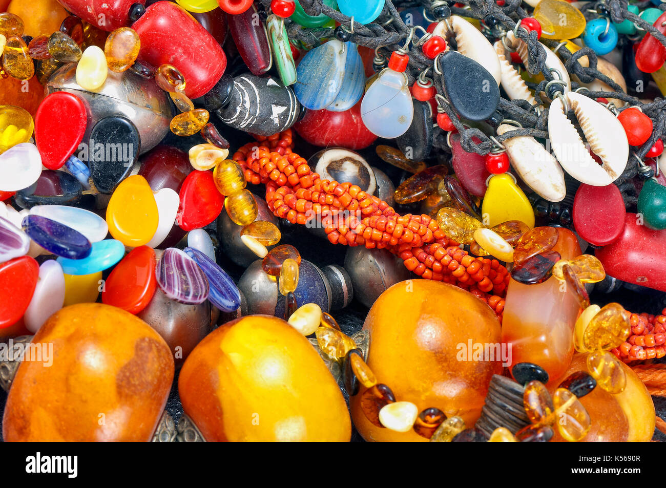 Pierres naturelles colliers colorés, bijoux femme, accessoires personnels  Photo Stock - Alamy