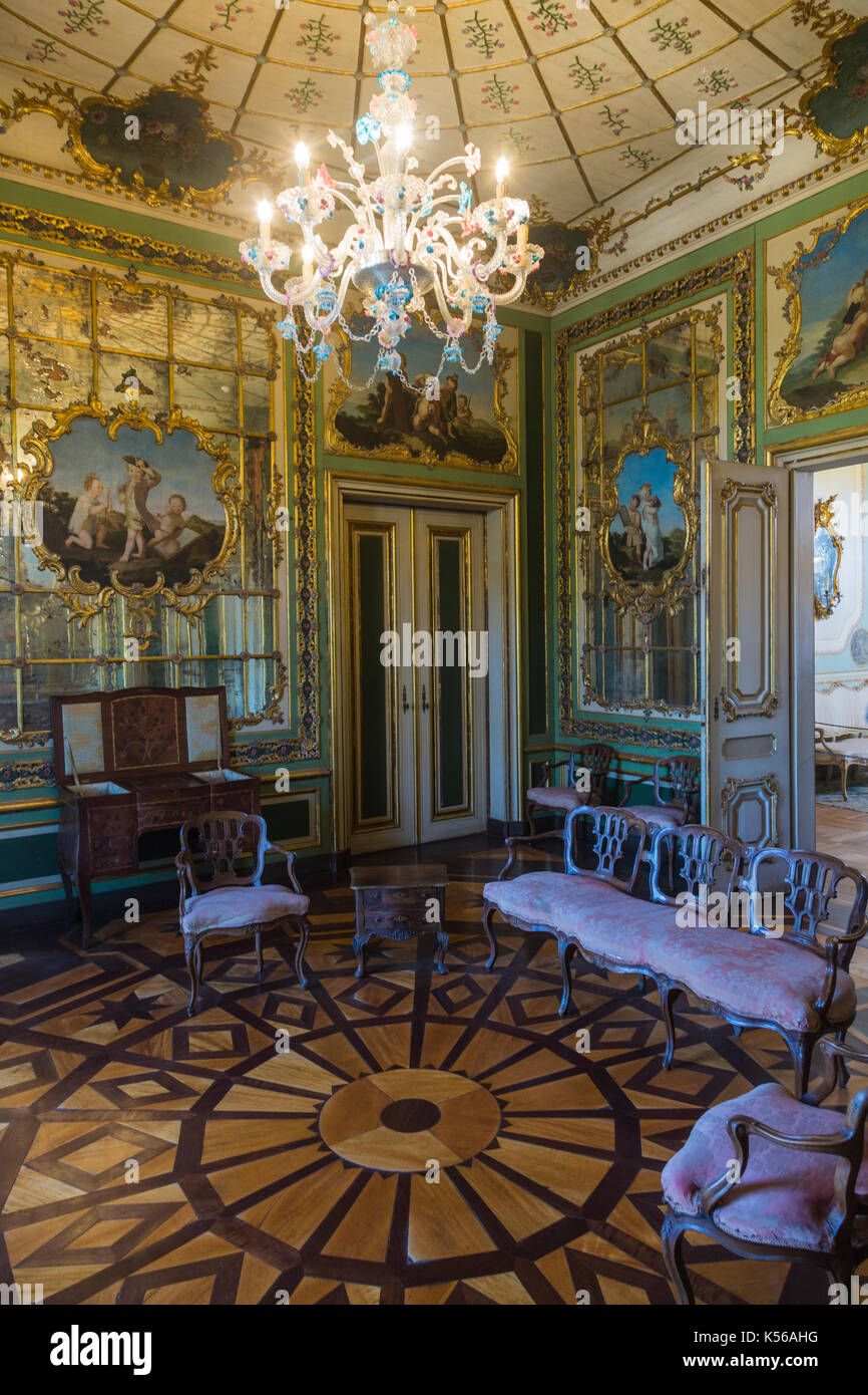 Décorations artistiques dans l'intérieur de l'ancien palais et résidence royale de Palácio de Queluz Portugal Lisbonne Europe Banque D'Images