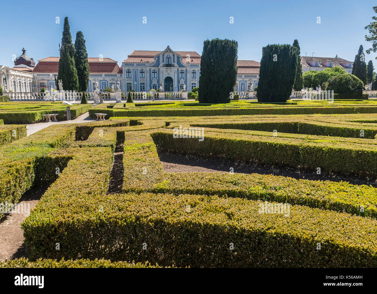 Les jardins de la résidence royale de Palácio de Queluz entouré par des sculptures et statues Europe Portugal Lisbonne Banque D'Images