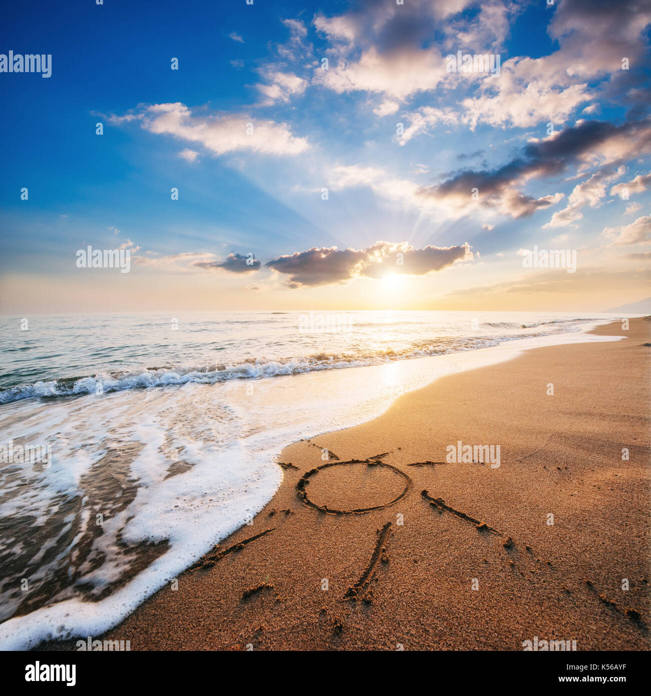 Coeur De Dessin Sur Sable Jaune Sur Le Magnifique Coucher De