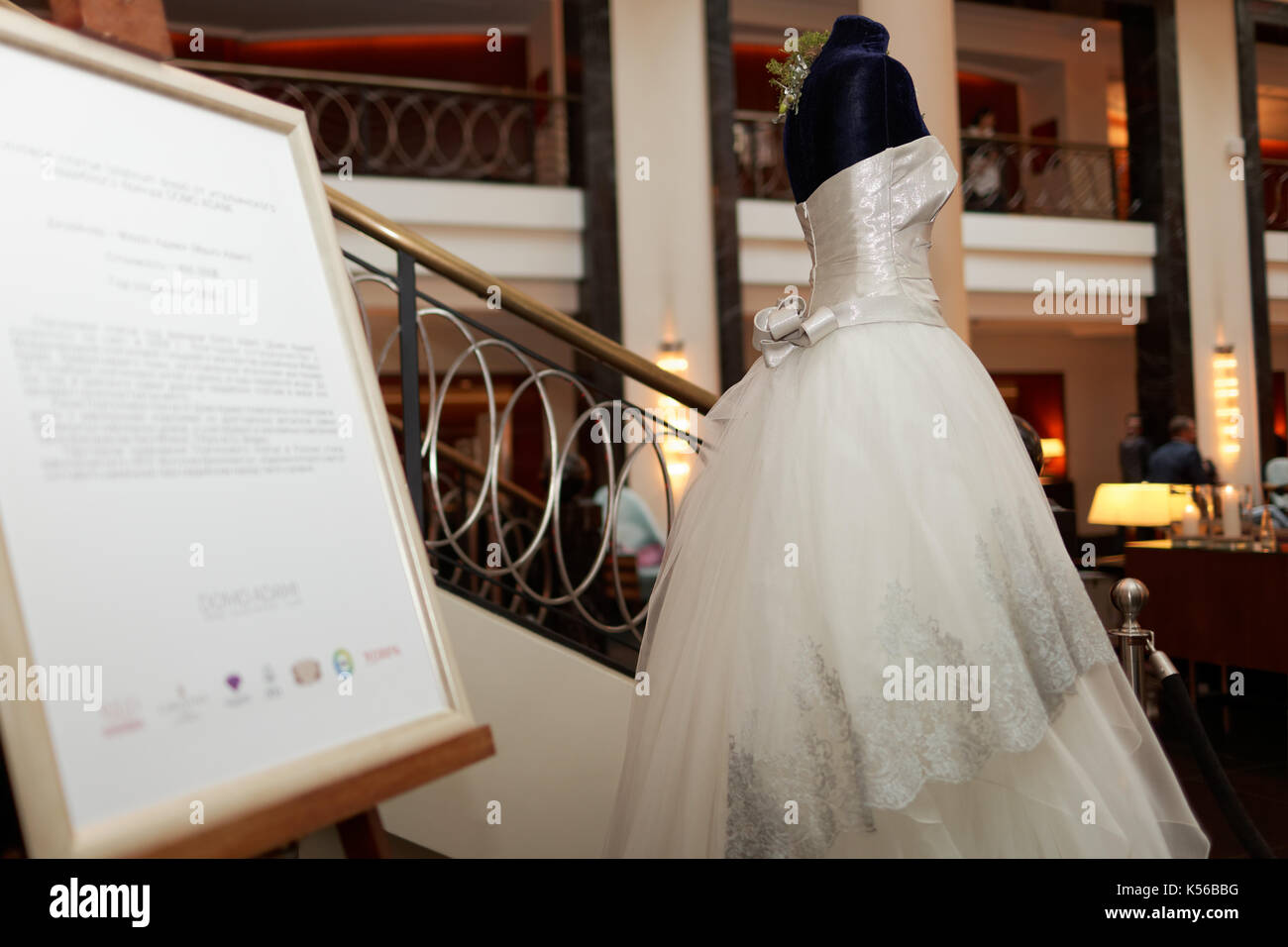 Saint-pétersbourg, Russie - 9 octobre, 2015 : robe de mariage platine conçu par Mauro Adami exposées dans l'hôtel Corinthia. La robe d'une valeur de 400 000 wil Banque D'Images