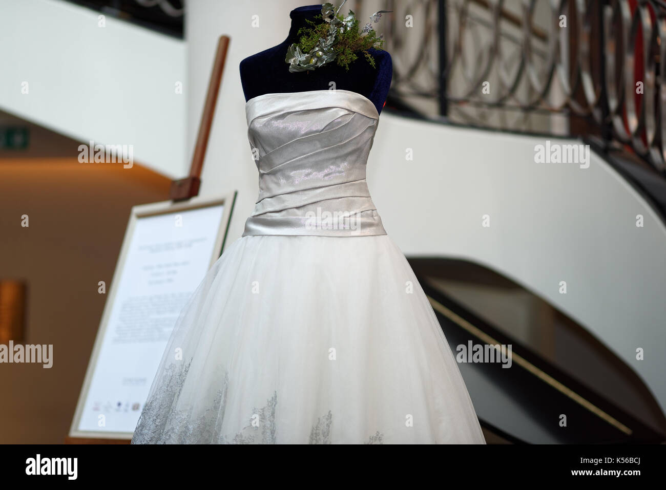 Saint-pétersbourg, Russie - 9 octobre, 2015 : robe de mariage platine conçu par Mauro Adami exposées dans l'hôtel Corinthia. La robe d'une valeur de 400 000 wil Banque D'Images