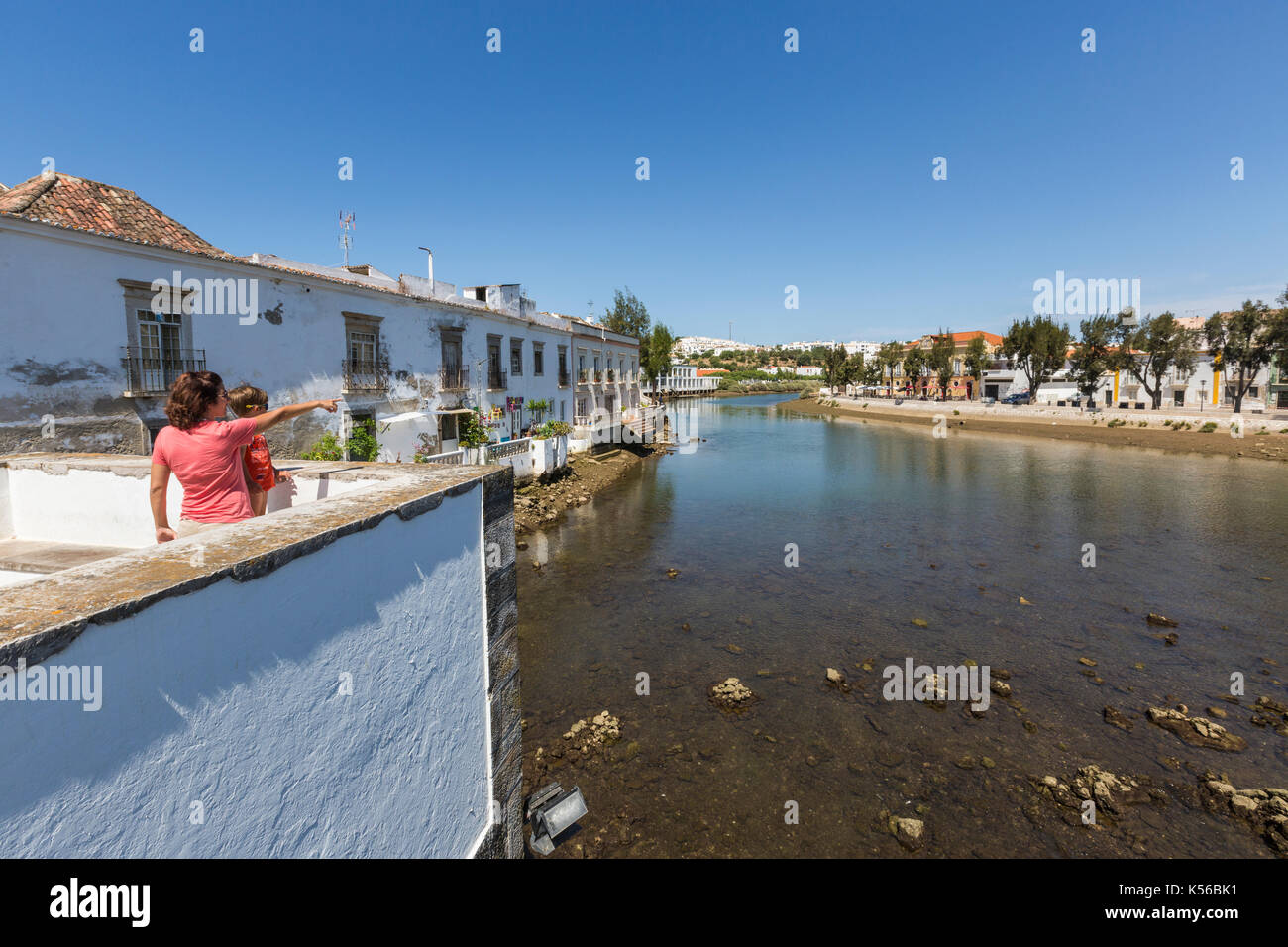 Les touristes admirent le paysage et les maisons typiques sur les rives de la rivière Gilão dans le village de Tavira Faro Algarve Portugal Europe Banque D'Images